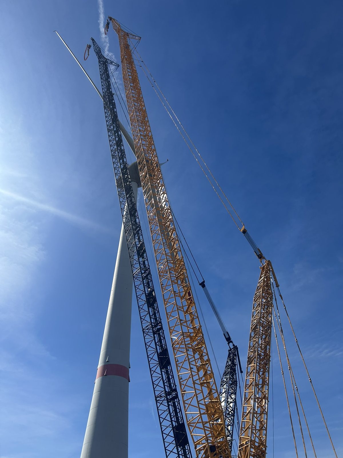 Turmmontage einer Windenergieanlage mit Kran