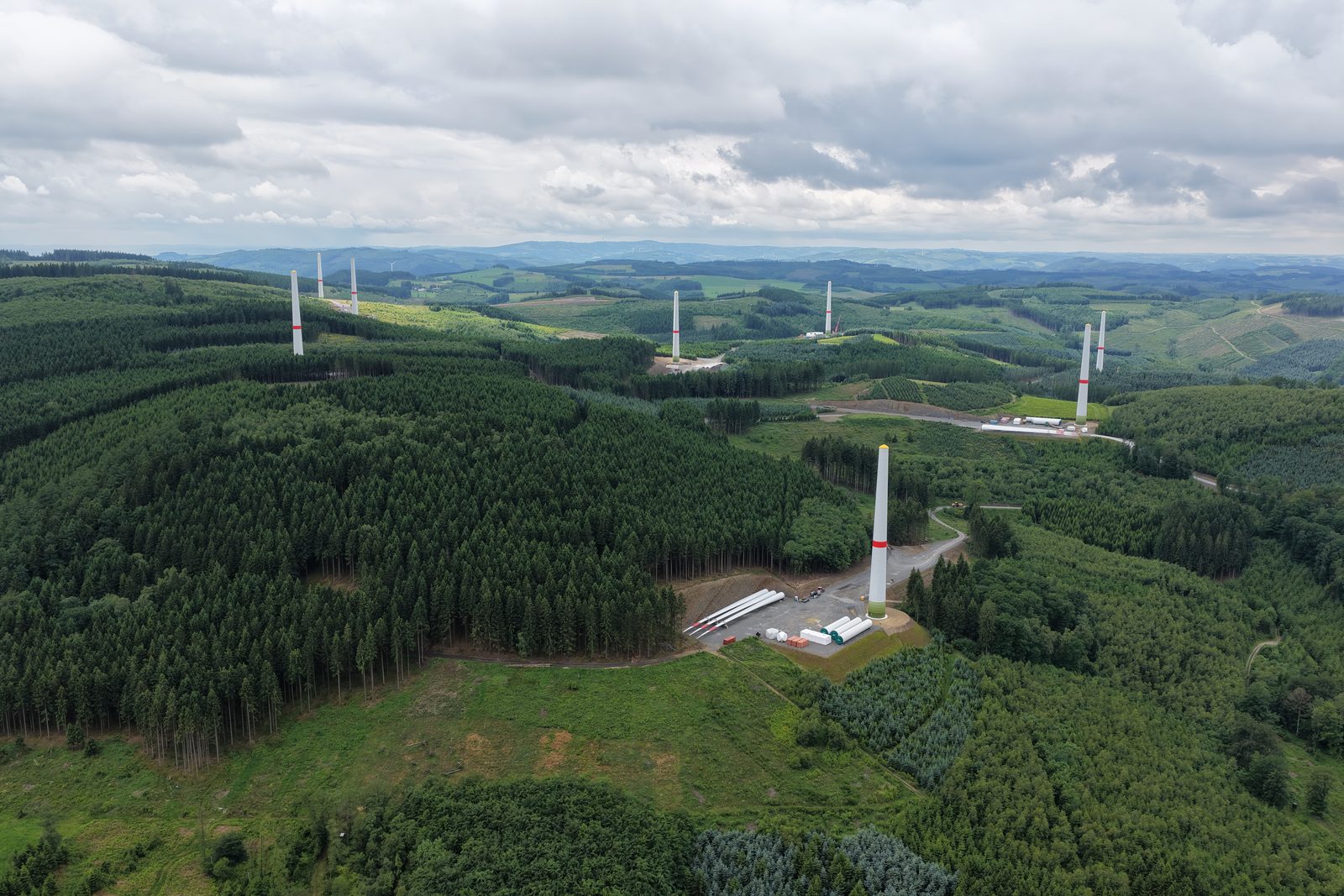 Luftaufnahme eines Windparks in der Errichtungsphase